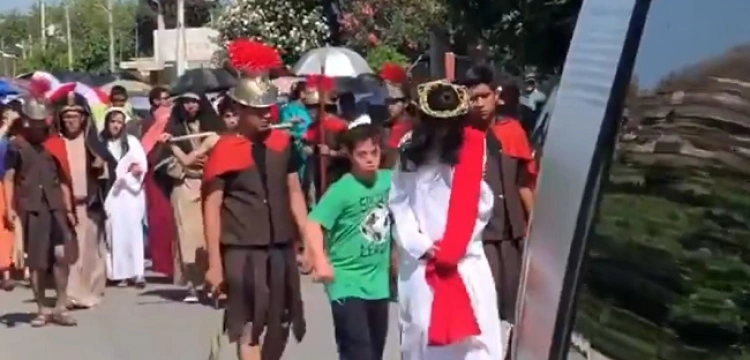 [Wideo] Meksyk. W czasie drogi krzyżowej Jezusa bronił chłopiec z zespołem Downa