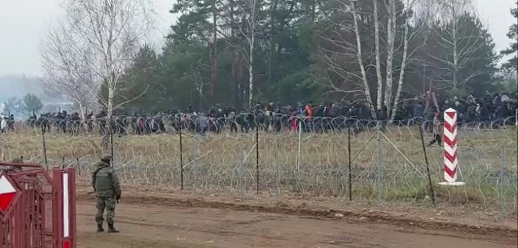 [Wideo] Łukaszenka podstawił autobusy, do których wsiadają imigranci...