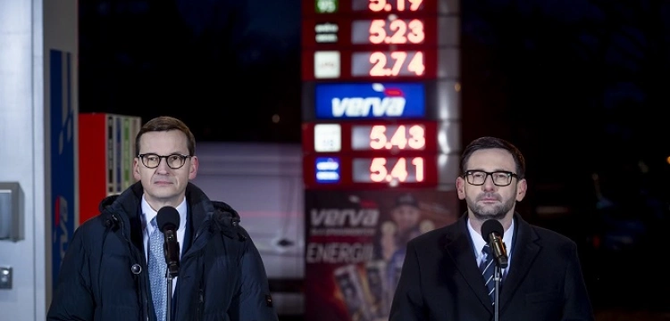 Premier i prezes Orlenu ogłaszają obniżkę cen paliw dzięki Tarczy Antyinflacyjnej 2.0