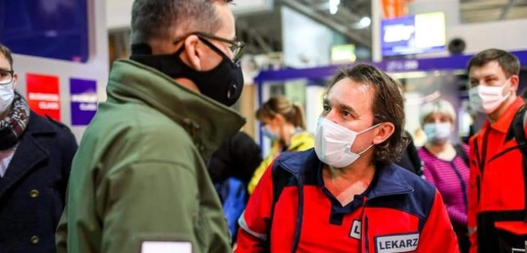 Polski rząd wysyła samolot z medykami do UK. Mają pomóc kierowcom wrócić do kraju