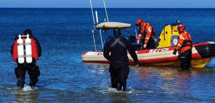 Gdynia. W wyniku przewrócenia się jachtu zginęły dwie osoby. Trwają poszukiwania
