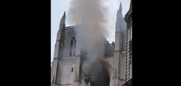 Płonie zabytkowa katedra w Nantes
