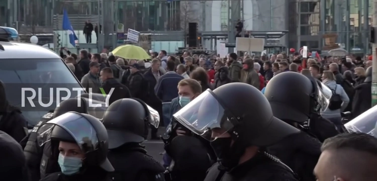 Niemcy. Tysiące manifestantów przeciwko lockdownowi [Wideo]