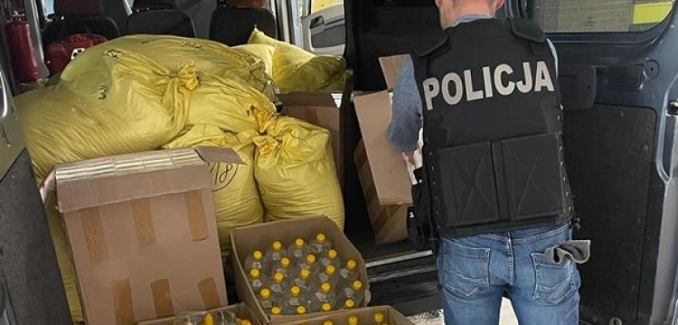 Cela plus! Bydgoscy policjanci przejęli tonę „lewej” krajanki tytoniu, papierosy i alkohol
