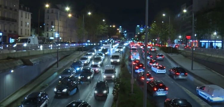 Francja. Kompletny chaos na ulicach Paryża wz. ograniczeniem prędkości do 30 km/h