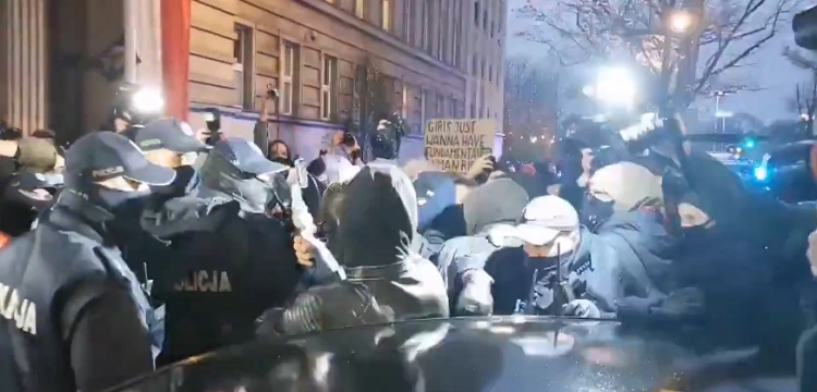 Feministki znowu na ulicach. Mają tak protestować do … Sylwestra [Wideo]