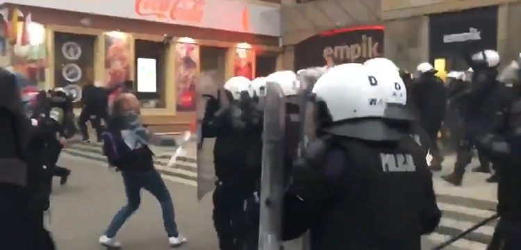 Policja odpowiada na zarzuty o prowokowanie uczestników Marszu Niepodległości