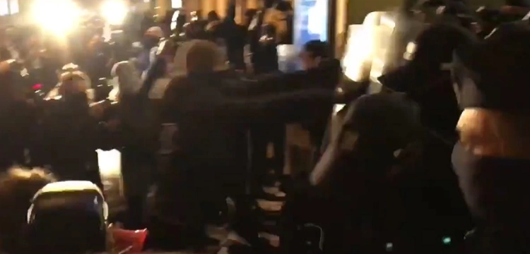 Protestujący atakują policję, a posłowie KO się temu przyglądają [Wideo]