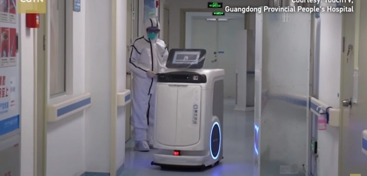 Koronawirus. Roboty 5G i leczenie chorych w Wuhan