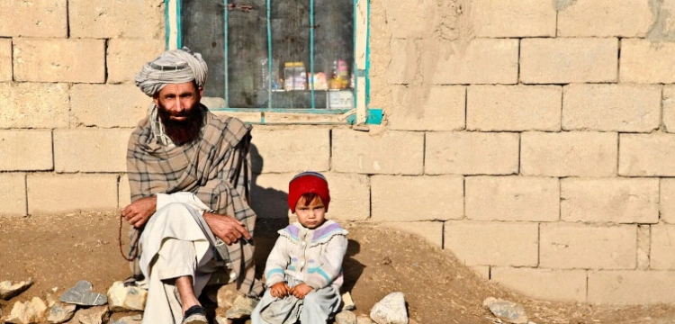 Głodujący Afgańczycy sprzedają dzieci i nerki, by przeżyć