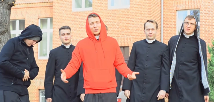,,Chcę być księdzem’’. Wyjątkowa opowieść o powołaniu kleryka-rapera 