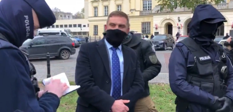Robert Bąkiewicz oskarża policję. Po konferencji legitymują go funkcjonariusze