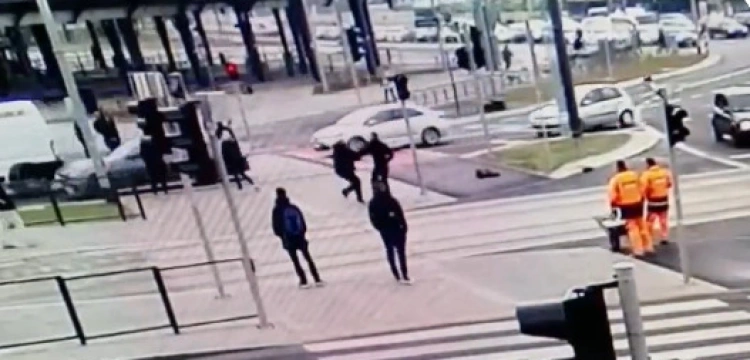 [WIDEO] Poznań. Nożownik atakował przechodniów. Został zatrzymany przez policję