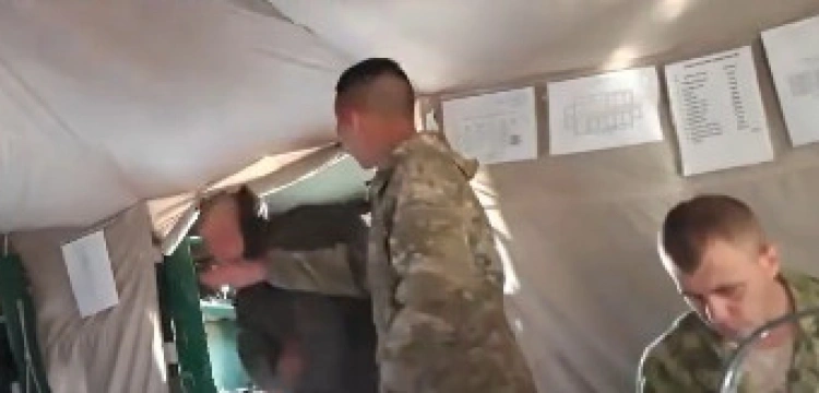 ZOBACZ! Tak członek oddziału, który dokonał ludobójczej masakry w Buczy traktuje swoich żołnierzy