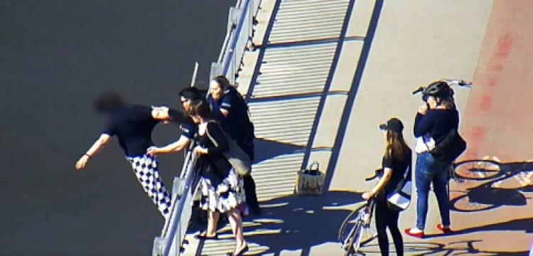 [WIDEO] Nastolatka chciała popełnić samobójstwo skacząc z mostu do Wisły