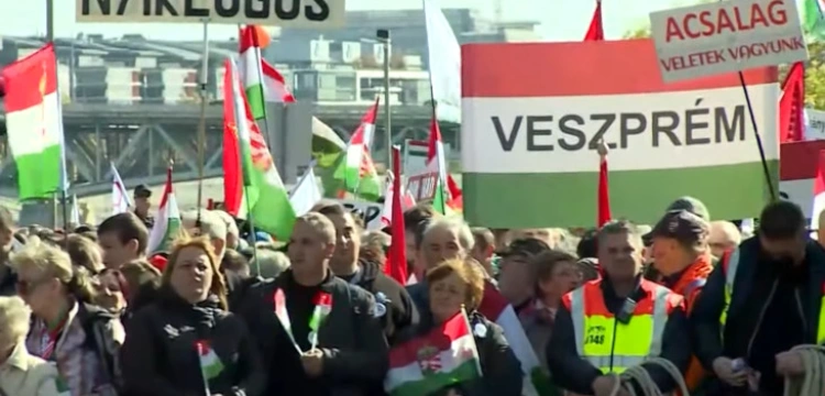 Tłumy na ulicach Budapesztu. ,,Bruksela powinna zrozumieć, że nawet komuniści nas nie pokonali’’