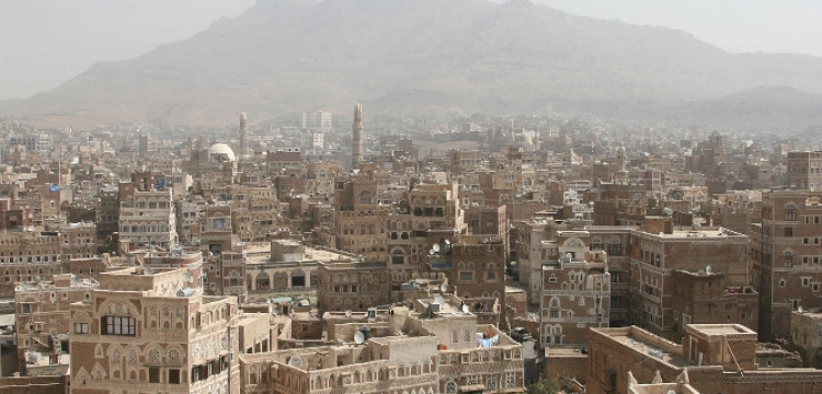 Setki gapiów na publicznej egzekucji morderców dzieci w Jemenie