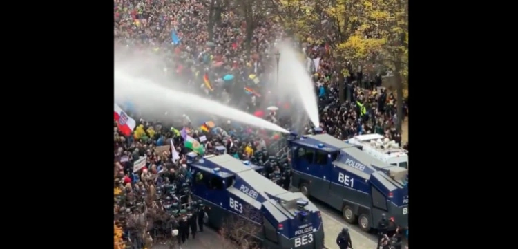 Tak niemiecka policja pacyfikuje protesty w Berlinie. Gdzie wołania o ,,praworządność’’? 