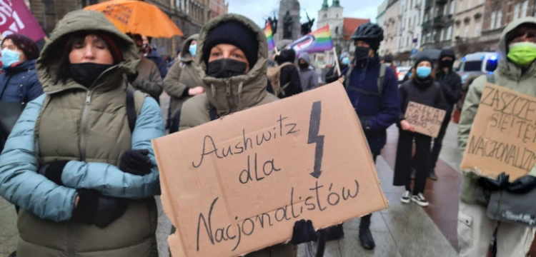 ,,Auschwitz dla nacjonalistów’’. Skandaliczne hasła na proteście w obronie TVN-u