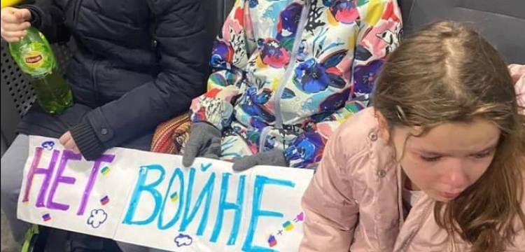 Trafiły do aresztu za powiedzenie ,,NIE’’ wojnie. Putin walczy z dziećmi 
