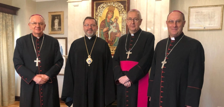 Polscy biskupi w Kijowie. ,,Społeczeństwo otrząsa się z przygnębienia’’ 
