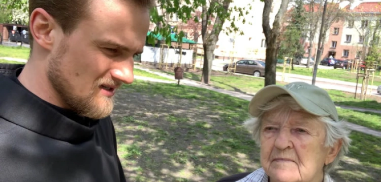 Ucałowała stopy aktywistce LGBT. Rozmowa ze ,,staruszką’’, która skruszyła serca Polaków 