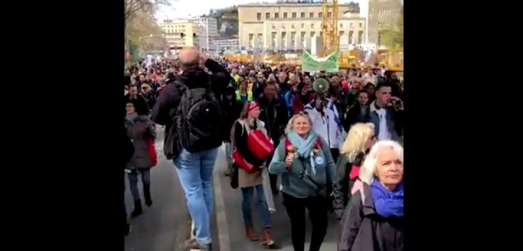[Wideo] Niemcy. Tysiące koronasceptyków wyszło na ulice Stuttgartu