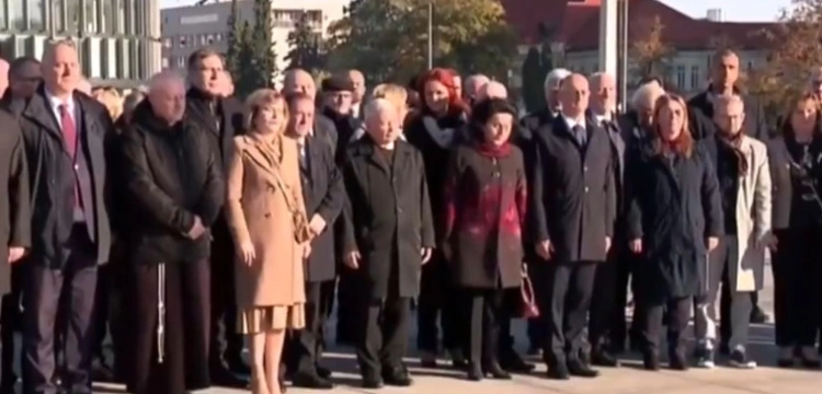 Chuligani zakłócają modlitwę na pl. Piłsudskiego. Internauci: Patoopozycja 