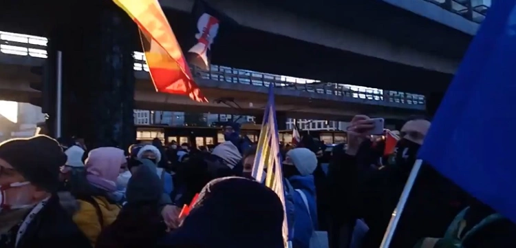 Warszawa. Kolejny nielegalny protest Strajku Kobiet [Wideo - na żywo]