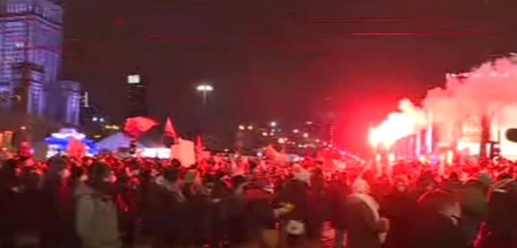 Warszawa. Strajk Kobiet blokuje Rondo Dmowskiego [Wideo]