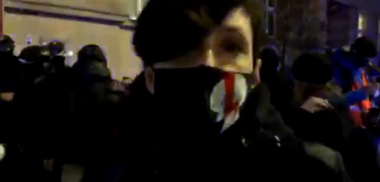 Suchanow uciekła z protestu pod MEN po pytaniu dziennikarza o … zarzuty ,,Margota''