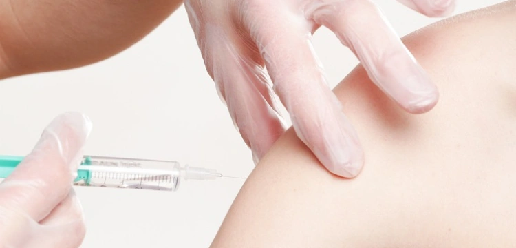 USA. Zbadano skuteczność szczepionek po upływie 7 miesięcy od ich podania. Wyniki mogą zaskakiwać
