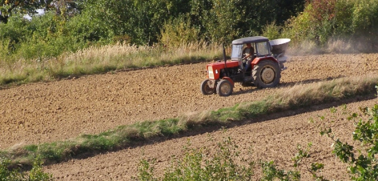 Cuda na Lubelszczyźnie: Rolnik śpi, a traktor sam obrabia pole