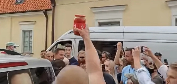 Białystok. Sok z Buraka dla Trzaskowskiego (Wideo)