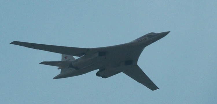 Rosyjskie myśliwce i bombowce nad Białorusią. Mogą przenosić broń jądrową. Co knuje Putin?