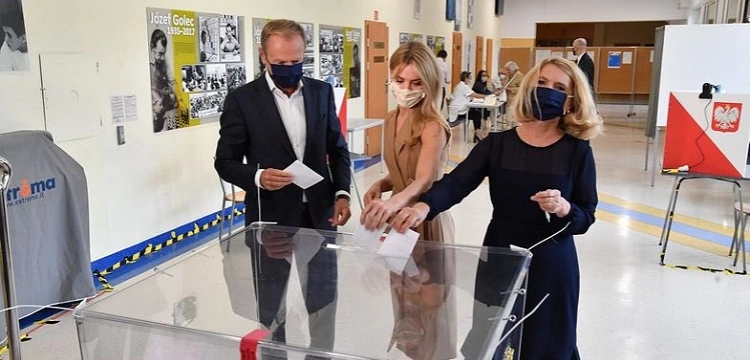 Internauci ostro o wpisie Tuska po wyborach: ,,Jest zła, skorumpowana i agresywna władza'' 