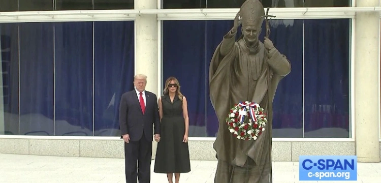 Prezydent USA z małżonką złożyli wieniec przy pomniku św. Jana Pawła II