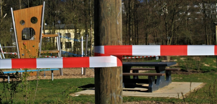 Sondaż: Polacy chcą utrzymania ograniczeń za wszelką cenę