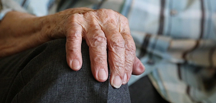 Świetne wieści!!! 101-latek pokonał koronawirusa i wrócił ze szpitala do domu