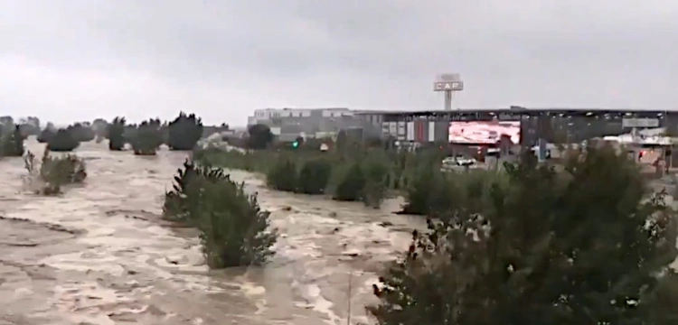 Dramatyczna powódź na południu Francji! Woda porywała domy