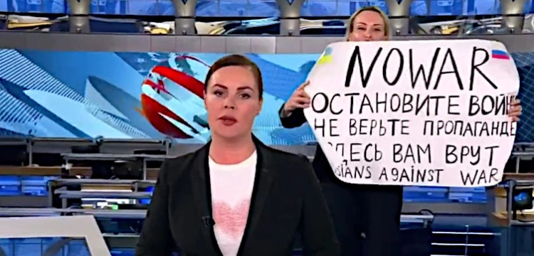 Brawo!!! Antywojenny protest rosyjskiej dziennikarki w programie na żywo [ZOBACZ]