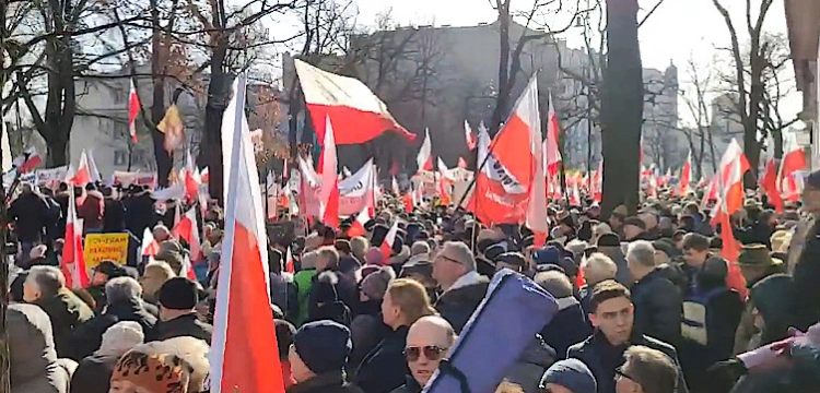Warszawa: TYSIĄCE Polaków za reformą sądownictwa!