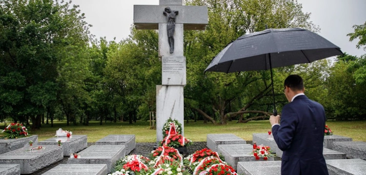 Morawiecki: nie zapomnimy o męczeńskiej śmierci Polaków zamordowanych przez UPA