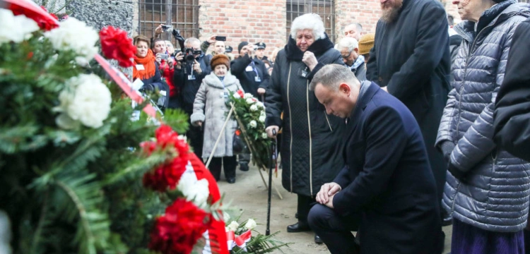 Rocznica wyzwolenia KL Auschwitz-Birkenau. Prezydent Andrzej Duda złożył wieniec przed Ścianą Śmierci