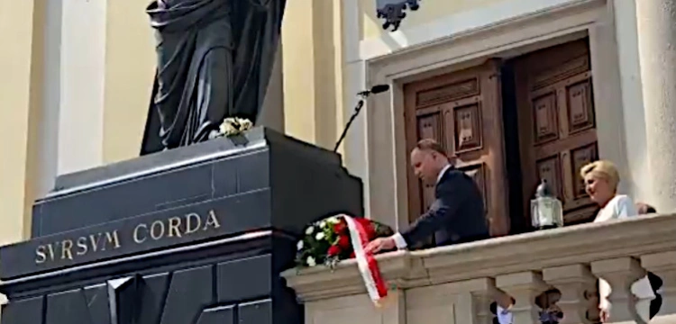 Piękny gest! Prezydent złożył kwiaty pod sprofanowaną figurą Chrystusa!