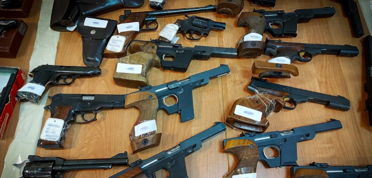 Cela plus: Potężne uderzenie CBŚP w nielegalny handel bronią. Przejęto niemal 300 sztuk i zatrzymano 7 osób