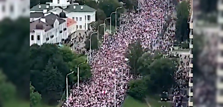 Białorusini wyszli znów na ulice Mińska. Ponad 100 tys. protestujących!