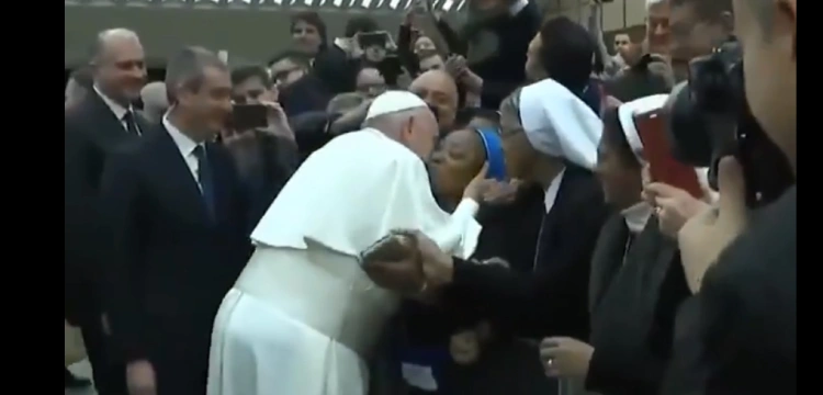 Zaskakujące zachowanie papieża. ,,Nie ugryź mnie''