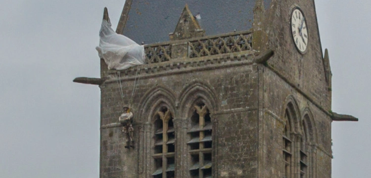 Dlaczego na kościele w Normandii wisi spadochroniarz? Niezwykła historia z czasów II WŚ