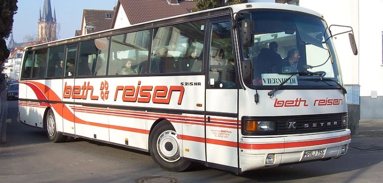Starym autobusem jadą wesprzeć Polaków na Syberii